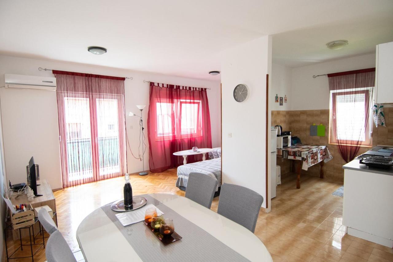 Apartmani Ivana Каштела Экстерьер фото